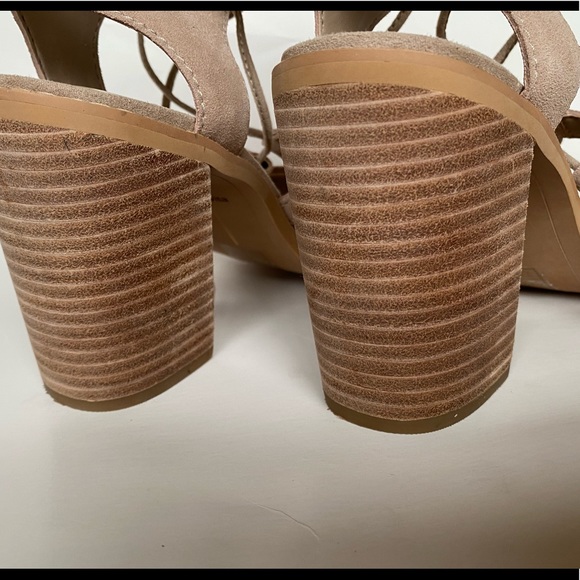 Featuring shoes - Picture 4 of 9